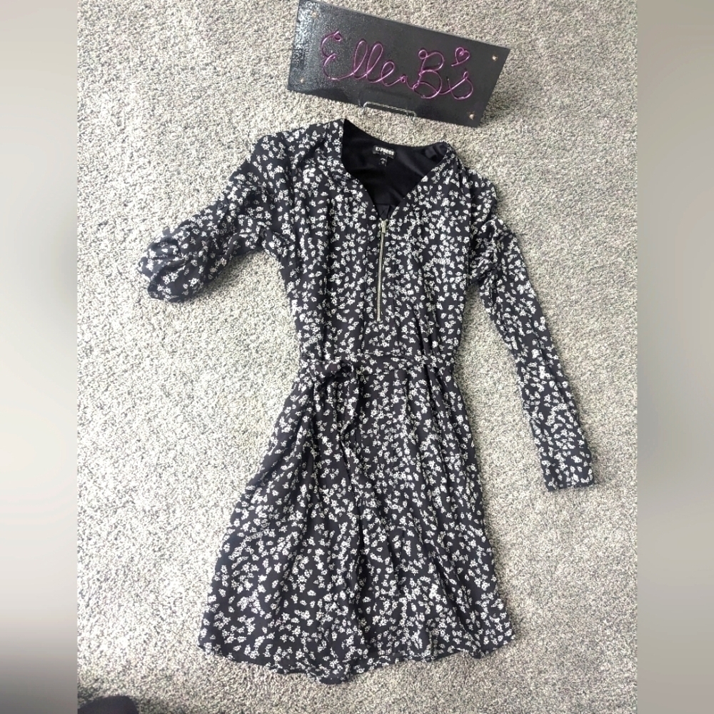 EUC Express Black/White Floral Dress w/ Belt XS